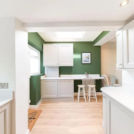 Nyaraló Hazelgrove, Ratcliffe Place, *