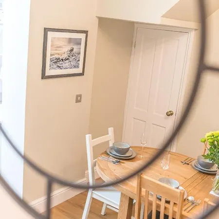 Hazelgrove, Ratcliffe Place, Nyaraló *