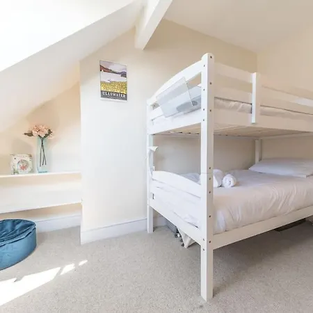 Hazelgrove, Ratcliffe Place, Nyaraló *