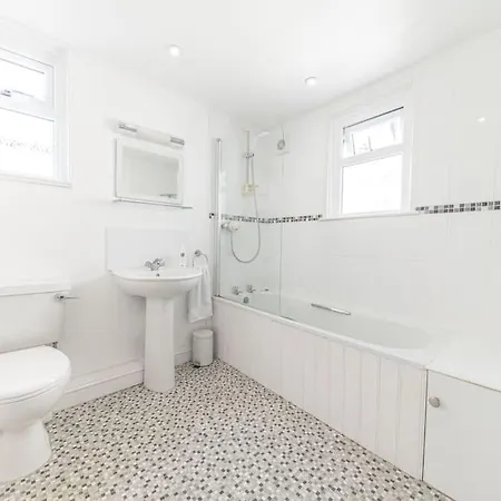 Hazelgrove, Ratcliffe Place, Nyaraló *